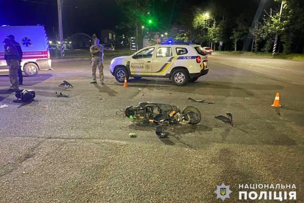 В Николаеве ночью разбился юный мопедист