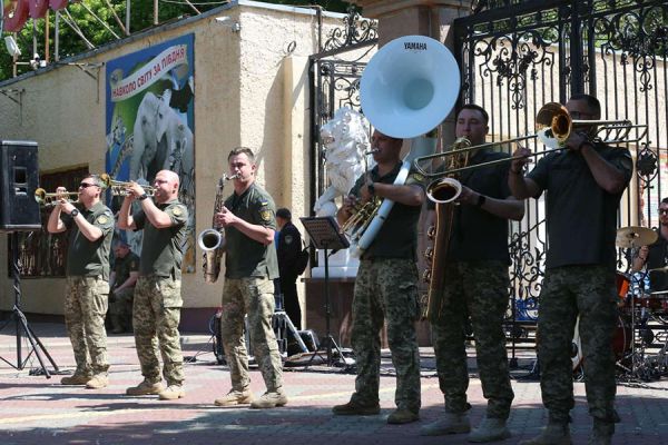 Саксофон, ударные и «Червона калина» – в Николаеве ВСУ показали, что умеют не только воевать