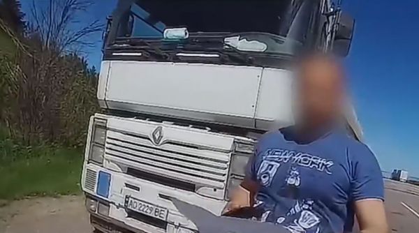 На трассе Е-95 водитель перегруженной фуры проехал под WIM-системой, приклеив чужие номерах