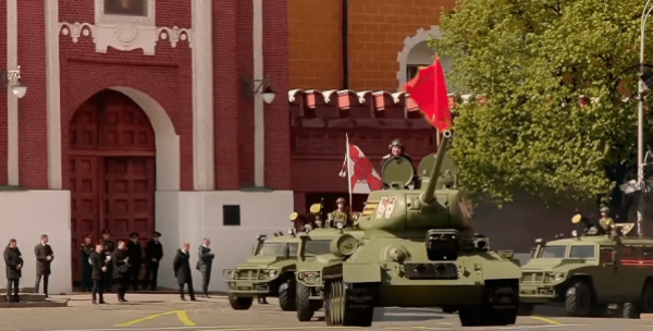 Бредни путина, Лукашенко с перебинтованной рукой и музейный Т-34, – московский парад