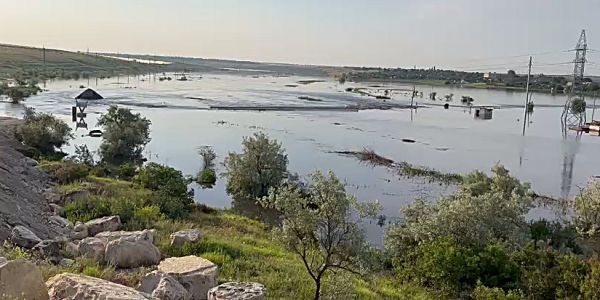 В Снигиревке один мост полностью разрушен, два затоплены, вода прибывает к домам