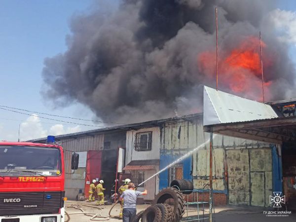 Пожар на авторынке в Николаеве тушат 10 спецмашин и тактический робот (фото)