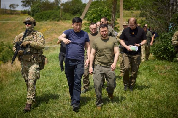 Зеленский приехал на Николаевщину: президенту доложили о ходе ликвидации последствий разрушения плотины Каховской ГЭС