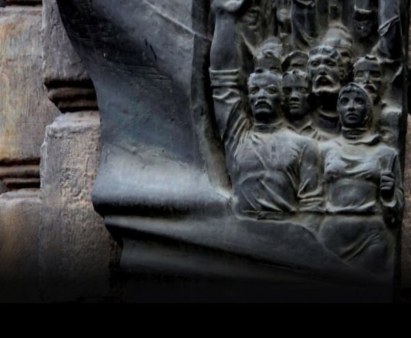 В Николаеве демонтировали мемориальную доску в честь депутатов прежней эпохи