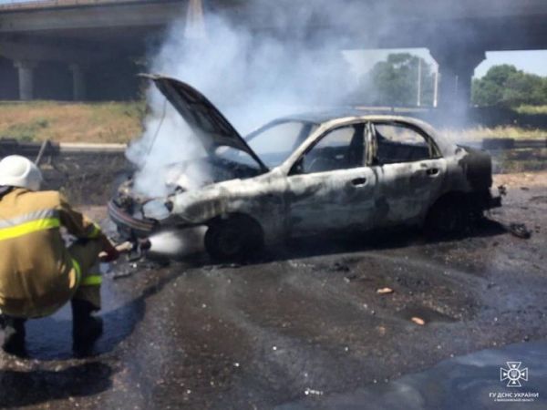 Под Николаевом ехал горящий «Дэу сенс»