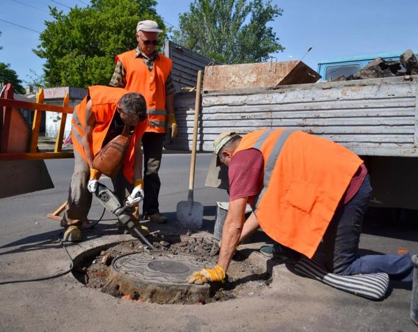 В Николаеве заменяют люки на дорогах