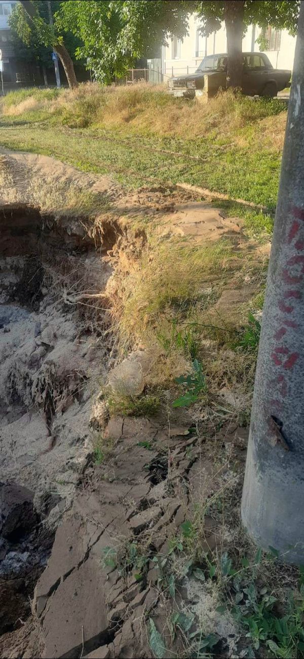 В Николаеве трамвайная колея проваливается в воронку – изменены два маршрута