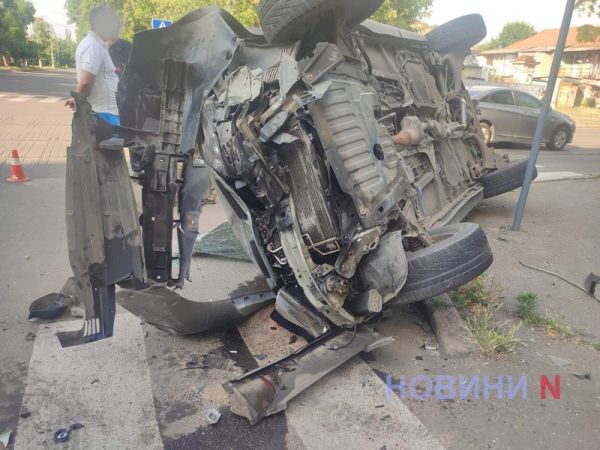 В центре Николаева «жигуль» перевернул «Рено»