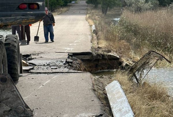 В срочном порядке восстанавливают проезд: потоп разрушил дороги в Снигиревской общине (фото)
