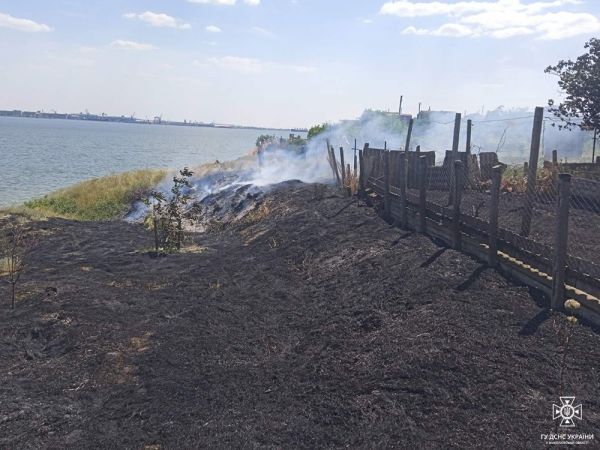 После вражеских обстрелов в Очакове начался пожар