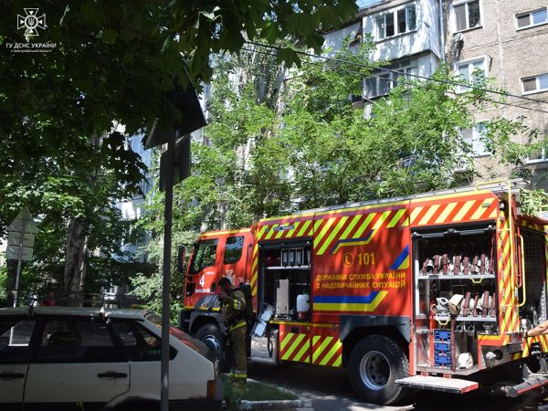 Сегодня днем в доме по улице Николаевской горела квартира на верхнем этаже (фото)