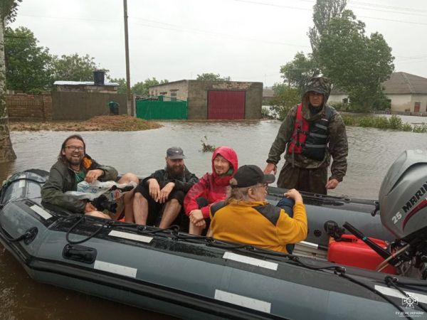 Во время затопления на Николаевщине погибли двое, утром спасатели на лодках вывозили людей из двух сел