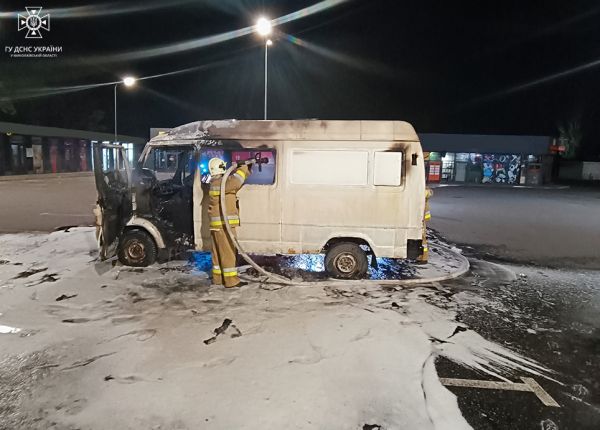 Ночью в Варваровке на стоянке у магазина сгорел бус Mercedes