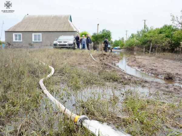 В Николаевской области спасатели откачали уже около 900 кубометров воды из 53 затопленных домов