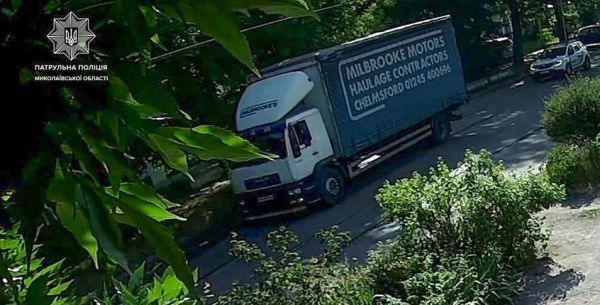 Полиция ищет водителя грузовика, который после аварии уехал с места ДТП