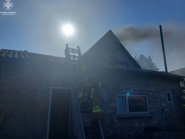 В Николаевской области после вражеских обстрелов огнеборцы тушили пожар. Фото