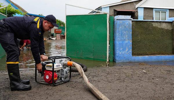 Из Молдовы на Николаевщину передали 20 мотопомп, которые уже откачивают воду в селах