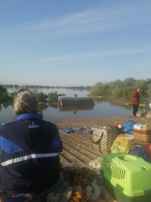 На левом берегу Днепра люди ночь и утро провели на крышах затопленных домов
