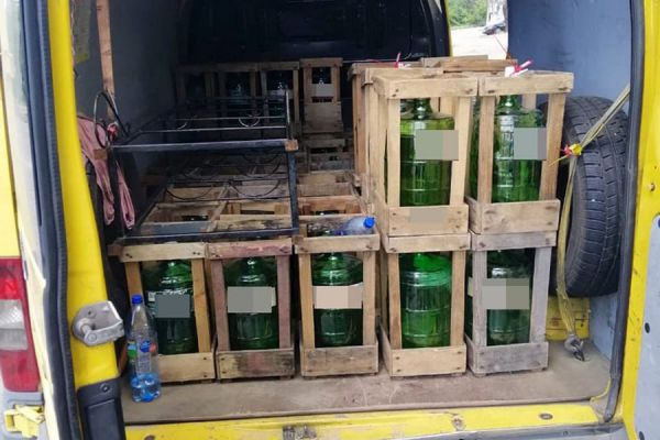 В Николаеве водитель, который перевозил алкоголь без акциза, нарушил ПДД прямо перед патрульными