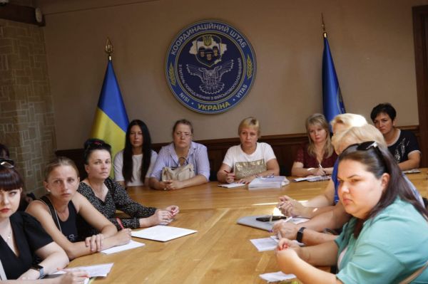 В Координационном штабе встретились с родными захваченных в плен николаевских морпехов