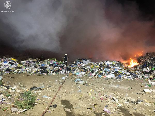 Со вчерашнего вечера спасатели тушат большой пожар на свалке под Коблево