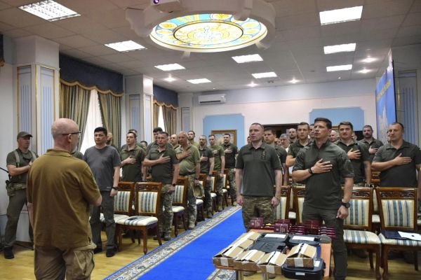 Вы вдохновляете весь мир, – в Николаеве министр обороны Алексей Резников встретился с защитниками юга Украины