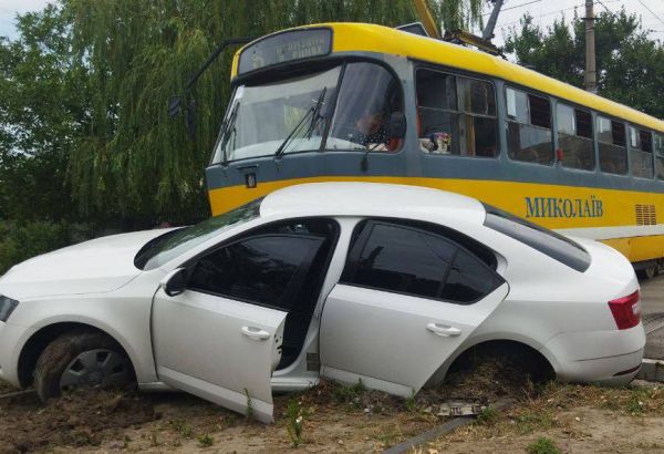 В Николаеве автомобиль не разминулся с трамваем