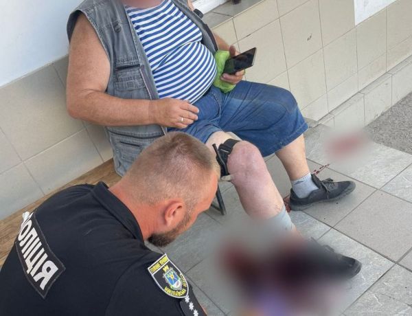 Николаевца, который истекал кровью на глазах у толпы, спас полицейский