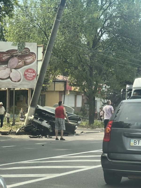 Днем в Николаеве на проспекте легковой автомобиль снес опору электропередач