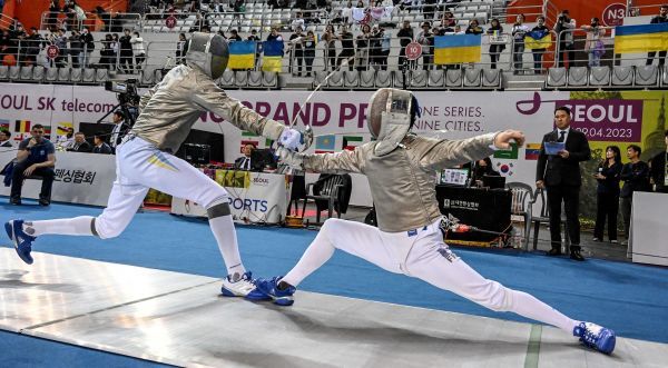 Украинским спортсменам разрешили соревноваться с россиянами и белорусами, которые выступают под нейтральным флагом