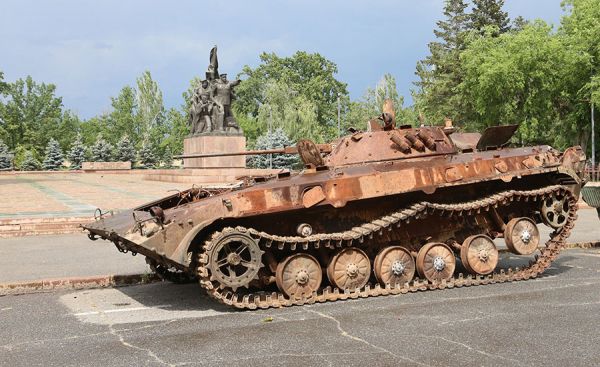 В город-герой Николаев вражеская бронетехника зашла как металлолом. Фото