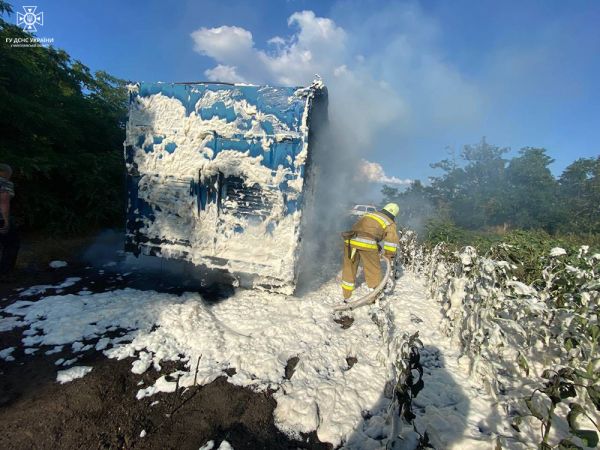 На Николаевщине от загоревшегося в поле КАМАЗа вспыхнула пшеница