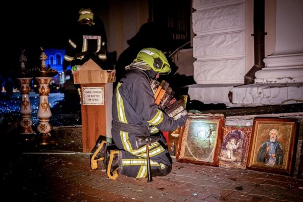 Из-под руин Спасо-Преображенского кафедрального собора достали святиню Одессы