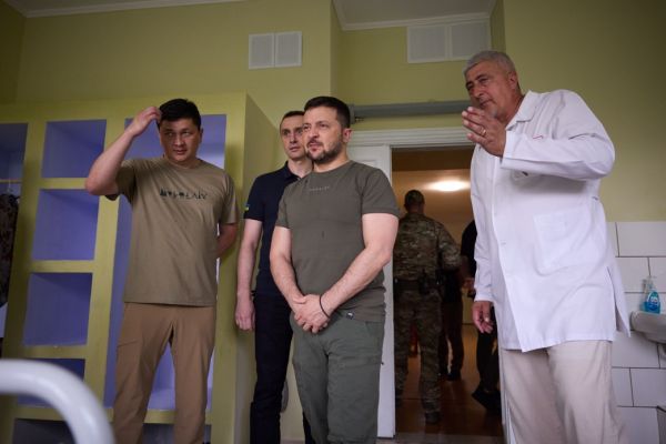 В День медицинского работника Владимир Зеленский посетил больницы на Николаевщине (фото)