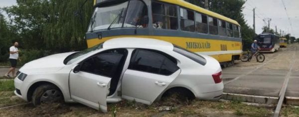 В Николаеве «Шкода» не пропустила трамвай