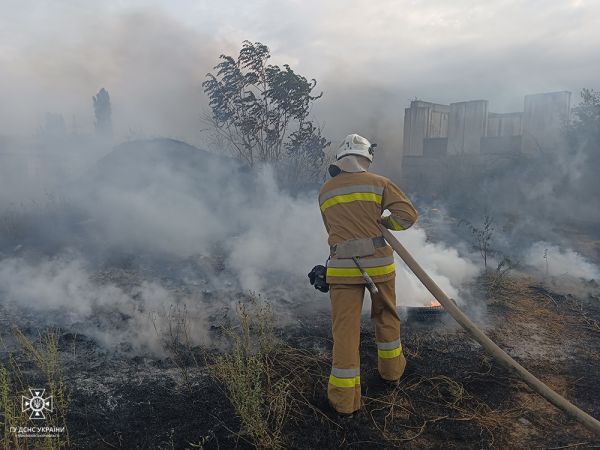 В Николаевской области горели автомастерская, жилой дом, территория дачного кооператива