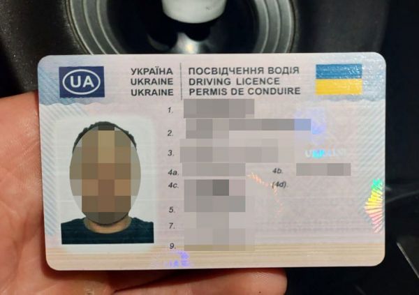 Во время комендантского часа николаевские патрульные остановили водителя с поддельными правами