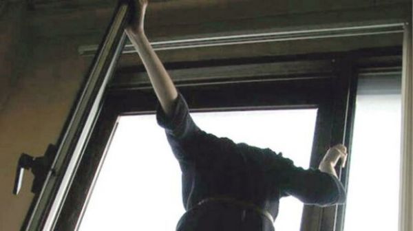 В Киеве две 12-летние девочки выпрыгнули с 15-го этажа