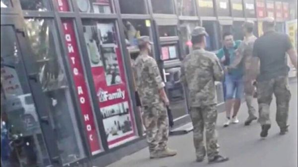 В Киеве военком угрожал мужчине пистолетом. Полиция проводит проверку (видео)