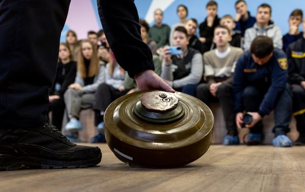 В программу школьного предмета «Защита отечества» вводят управление дронами, медпомощь и минную безопасность