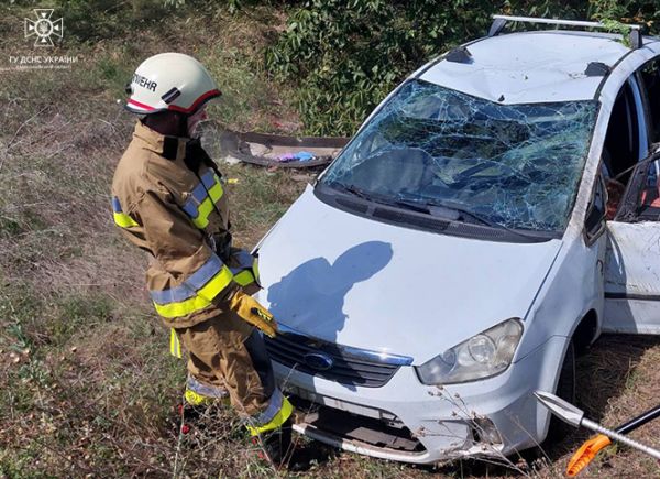 В Николаевской области перевернулась легковушка, которой управляла женщина. Фото