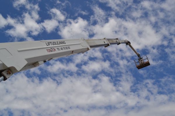 Усилиями посольства Дании николаевские энергетики получили автовышку для ремонтных работ на высоте в 34 м