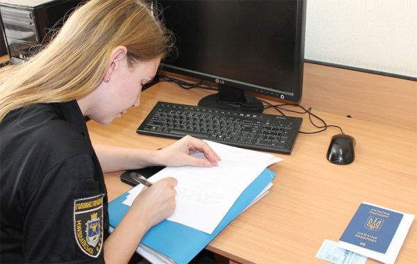 Жительница Николаева пришла в сервисный центр обменять купленные права на настоящие