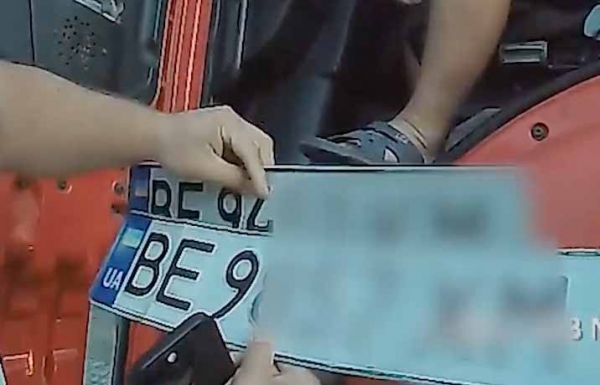 Водитель фуры, который вез зерно из николаевской Мариновки, заменил номера, чтоб не платить штраф за перегруз