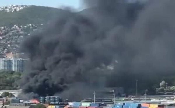Над Новороссийском огромный столб дыма и огня. Видео