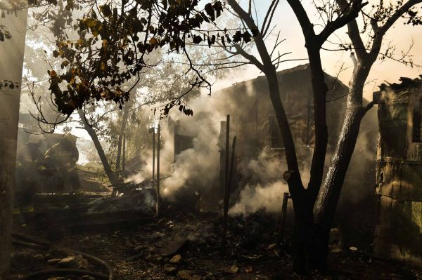 Пламя охватило причал в Николаеве. Фото