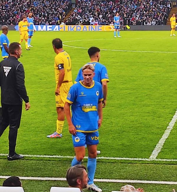 Срна вывел «желтых» вперед, Мудрик сокрушает перекладину