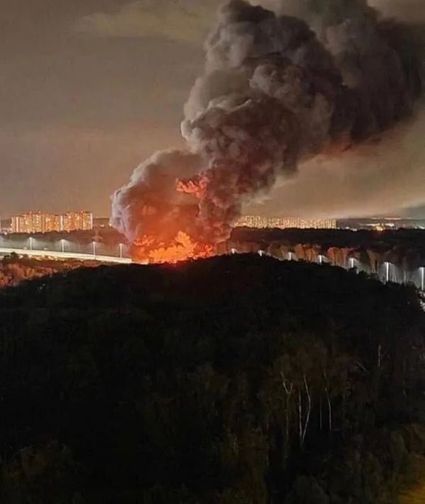В Подмосковье всю ночь горел склад с макулатурой. Фото