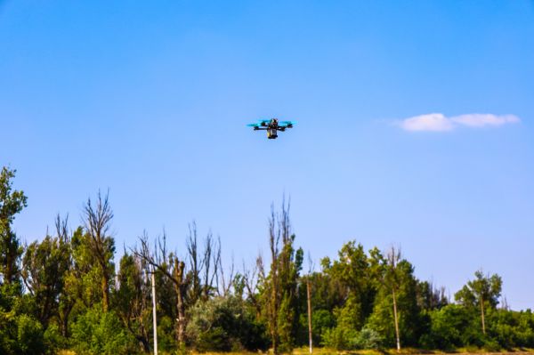 Пограничники показали, как ловят уклониста, который пытается пересечь границу, с помощью дронов