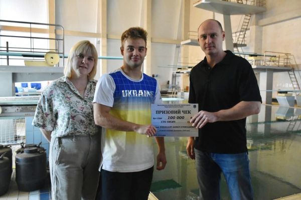 Лидер николаевских прыгунов в воду получил от областных властей чек на 100 тысяч